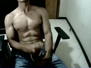 Big dick, hot mouth and shirtless piebald wants to cum.