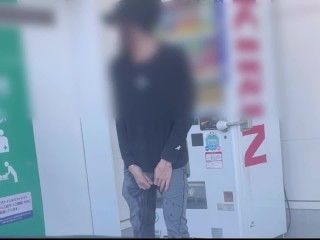 トイレが空かず大量のおしっこお漏らしがおむつから溢れておしっこを溢れさせながらオムツを揉みオナニー