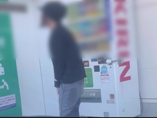 トイレが空かず大量のおしっこお漏らしがおむつから溢れておしっこを溢れさせながらオムツを揉みオナニー