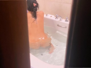 Espió a mi hermanastra desnuda en la bañera y follamos duro