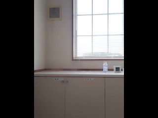 クリニック内  白衣　黒ブラ透け　ブラチラ