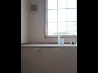 クリニック内  白衣　黒ブラ透け　ブラチラ