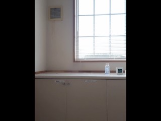 クリニック内  白衣　黒ブラ透け　ブラチラ