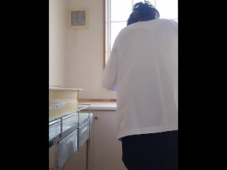 クリニック内  白衣　黒ブラ透け　ブラチラ