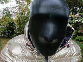 Latexmaske ohne Öffnungen outdoor mit Goldener Bognerjacke