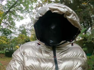 Latexmaske ohne Öffnungen outdoor mit Goldener Bognerjacke