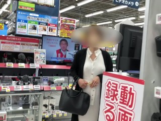 『個人撮影』巨乳熟女にピタッと白ワンピでノーブラ散歩＆お買い物♡ポッチが。 japanese/hentai/asian/milf/step mom/big tits/日本人/熟女/巨乳/素人/潮吹き