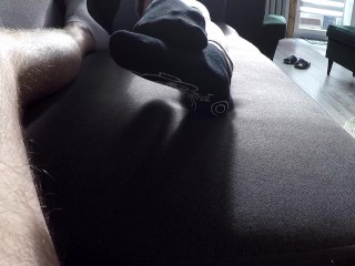 Żona sąsiada robi mi dobrze swoimi małymi stopkami w czarnych skarpetkach do kostek