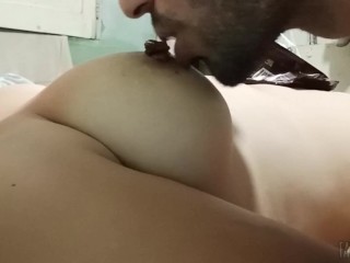 Mi esposo es adicto a chupar mis grandes tetas naturales por eso siempre lo amamanto parte III