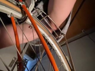 [Limited thigh fetish] Thighs digging into the carrier of a bicycle.