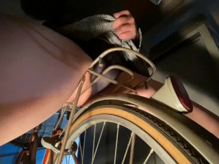 [Limited thigh fetish] Thighs digging into the carrier of a bicycle.