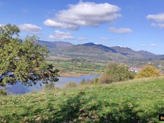 Tarfa profesoara de liceu cu fundul mare fututa de un elev in vacanta la munte