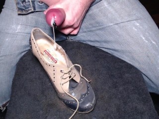 I was so horny, had to cum all over my stepsister's shoe