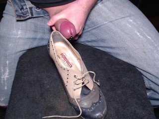 I was so horny, had to cum all over my stepsister's shoe