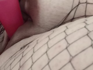 Quickly cumming while everyone is asleep