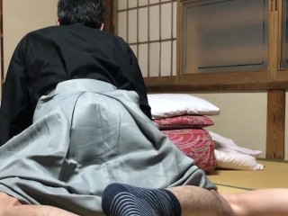 レトロな着物（羽織袴）のまま寝ちゃった女生徒に後ろからインサート、後半からは窓の月（後側位）で激しくピストン