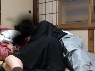 レトロな着物（羽織袴）のまま寝ちゃった女生徒に後ろからインサート、後半からは窓の月（後側位）で激しくピストン