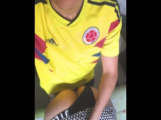 Colombiano pierde el partido de futbol y se coge a su amiga a cuatro patas