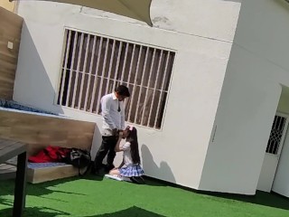 colegiales follan en la terraza del colegio y son captados por una cámara de seguridad.