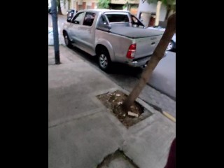 Chica soltando un gran squirt en público en la calle.