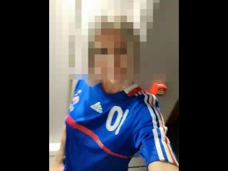 MILF seule à l'hôtel devant le match de foot chauffe le ROOM SERVICE pour baise HARD