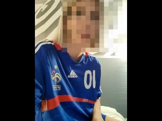 MILF seule à l'hôtel devant le match de foot chauffe le ROOM SERVICE pour baise HARD