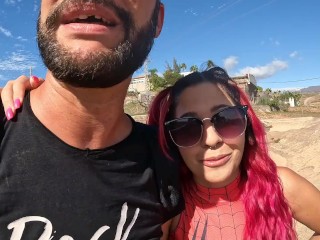 Turista italiana vestita da spiderman scopata dal vicino conosciuto alla sagra della sorellastra