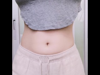 大奶妹每天都要玩肚脐到高潮，Hot Titties Asian Likes Belly Button Fetish