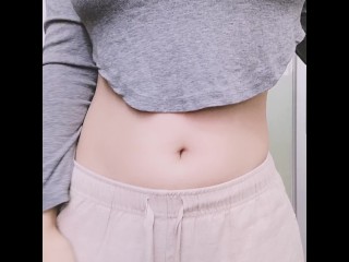 大奶妹每天都要玩肚脐到高潮，Hot Titties Asian Likes Belly Button Fetish