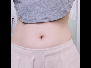 大奶妹每天都要玩肚脐到高潮，Hot Titties Asian Likes Belly Button Fetish