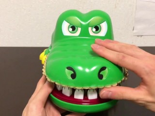 ワニにチンコを噛まれてみた!