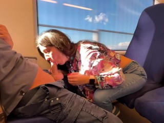 Попутчица соблазнила парня в поезде и сделала ему минет публично