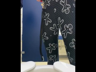 PAWG sits down on the toilet and records what you want to see