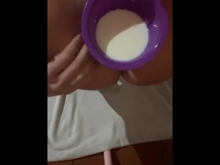 Making breakfast in my pussy with a lot of milk and cereals.squirting all the milk inside my pussy