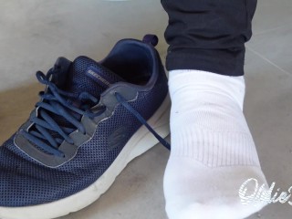 I show my smelly feet n' toes without shoes and white socks to please you with foot fetish POV scar