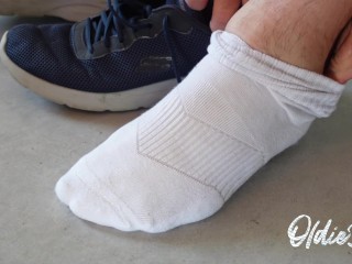 I show my smelly feet n' toes without shoes and white socks to please you with foot fetish POV scar