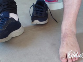 I show my smelly feet n' toes without shoes and white socks to please you with foot fetish POV scar