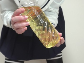 【変態少女】「これ飲んで…♡」 制服美少女がペットボトルにおしっこするも上手くできず床がびちゃびちゃに…【大量放尿】