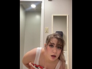 18 YEAR OLD HOOTERS GIRL FINGERS HERSELF IN PUBLIC TOILETTE