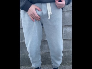 【#1】I can't stand peeing in front of my girlfriend before a date and I leaked