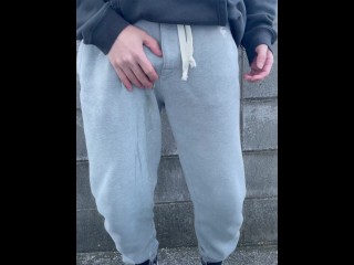 【#1】I can't stand peeing in front of my girlfriend before a date and I leaked