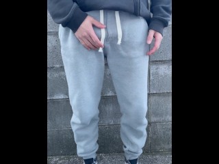 【#1】I can't stand peeing in front of my girlfriend before a date and I leaked