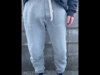 【#1】I can't stand peeing in front of my girlfriend before a date and I leaked