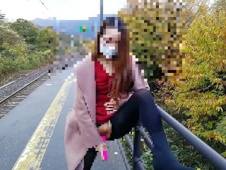 おしっこ漏れそうだったので電車を待ってる間にたくさん潮吹きしてみました。ぜひ皆様に視姦してほしいです。