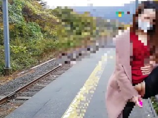 おしっこ漏れそうだったので電車を待ってる間にたくさん潮吹きしてみました。ぜひ皆様に視姦してほしいです。