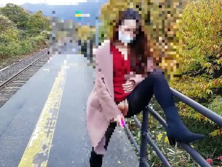 おしっこ漏れそうだったので電車を待ってる間にたくさん潮吹きしてみました。ぜひ皆様に視姦してほしいです。