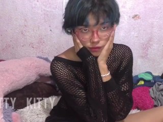 Lamiendo mis pies así no tendrás que hacerllo