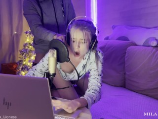 😈🍓The stepson sweetly fucked a wet, insatiable stepmom for interfering in a video game stream