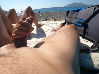 ELLE BRANLE SON COPAIN EN PUBLIQUE A LA PLAGE AVEC DES GENS AUTOUR