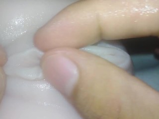 Provoco el coño suave y lo follo con la mano - muñeca sexual
